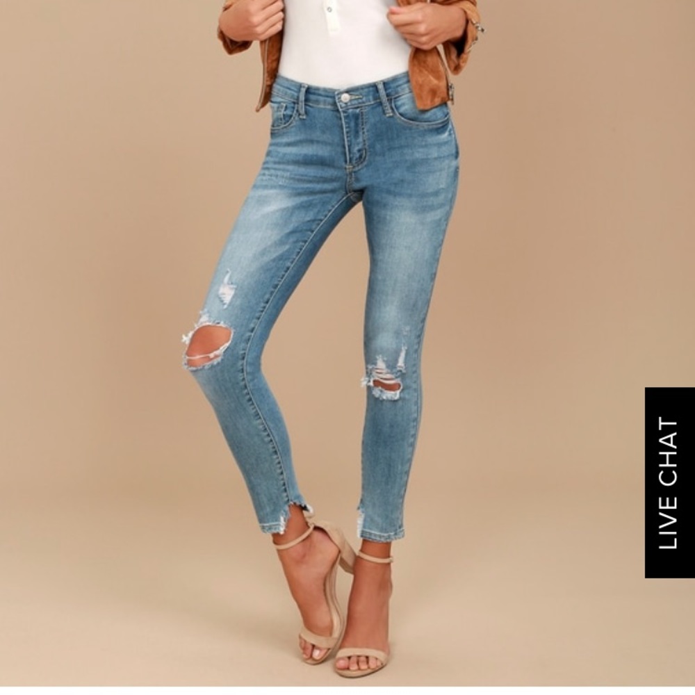 Lulu’s Trend Savvy Medium Wash Distressed Skinny
